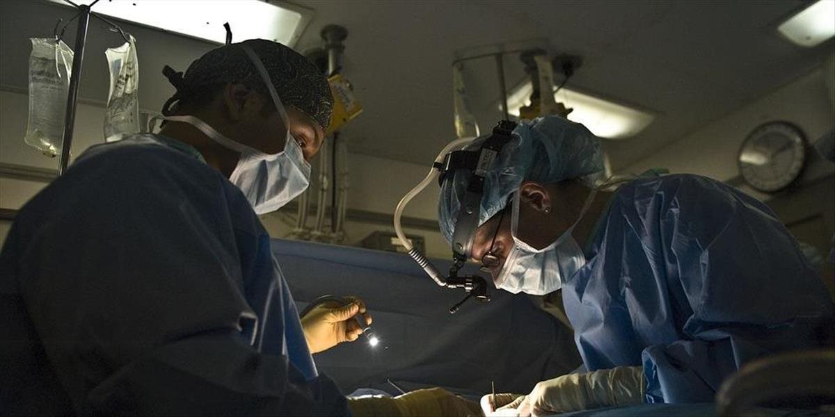 Tím chirurgov oddelil siamské dvojčatá zrastené hlavami