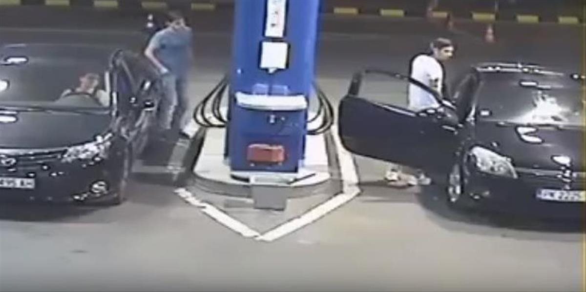 VIDEO Drzý mladík si na pumpe zapálil cigaretu, majiteľ ho uhasil - celého