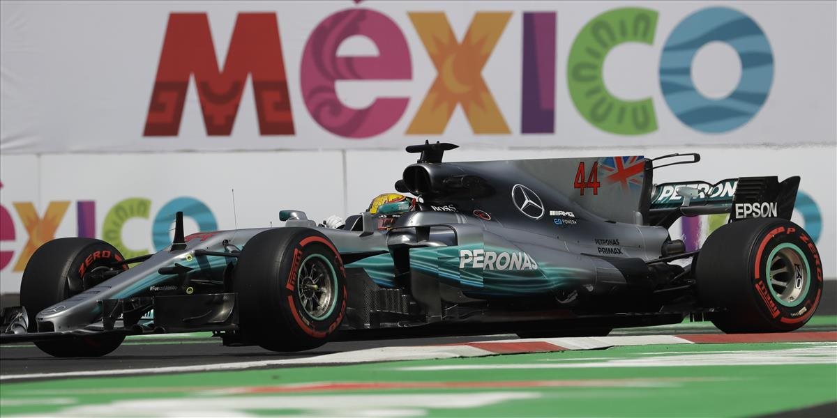 F1: Hamilton v tréningoch v Mexiku dvakrát druhý: Vettela zabrzdil hasiaci prístroj