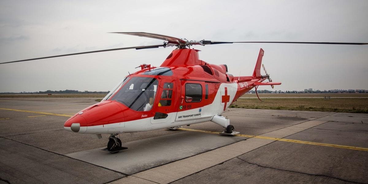 Po nehode štyroch vozidiel zraneného muža transportoval vrtuľník