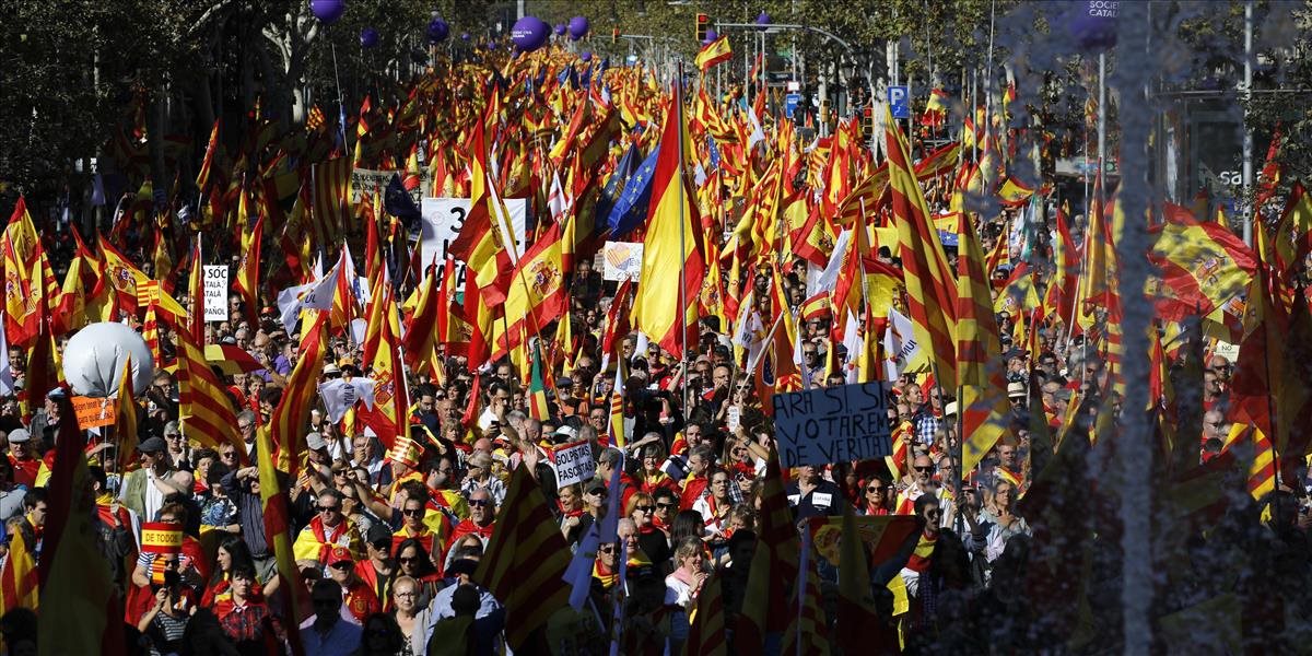 V Barcelone protestujú desaťtisíce ľudí za jednotu krajiny