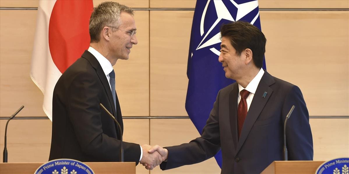 Japonský premiér a šéf NATO sa dohodli na zvýšení tlaku na Pchjongjang