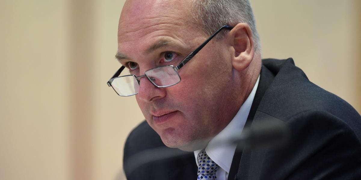 Predseda austrálskeho Senátu Stephen Parry odstúpi z funkcie kvôli dvojakému občianstvu