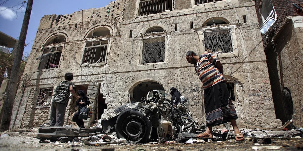 Pri leteckom útoku na hotel v Jemene zahynulo najmenej 21 civilistov