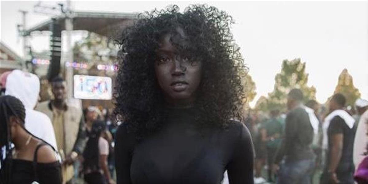 FOTO Fotograf v mase ľudí náhodou objavil „čiernu perlu“, o túto krásku sa bijú modelingové agentúry