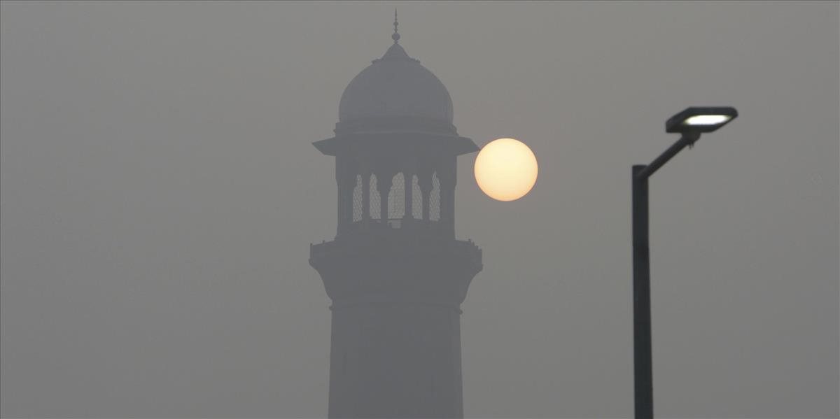 Smog zahaľujúci Pakistan a Indiu spôsobuje havárie a zdravotné problémy