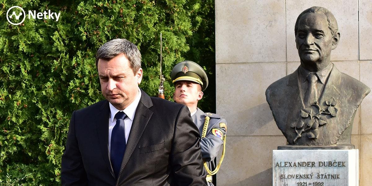 FOTO a VIDEO Danko pri buste Dubčeka: Národ, ktorý si nectí svojich velikánov, nemá budúcnosť