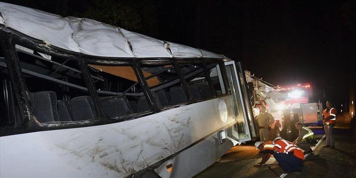 Pri havárii autobusu zahynulo 15 ľudí