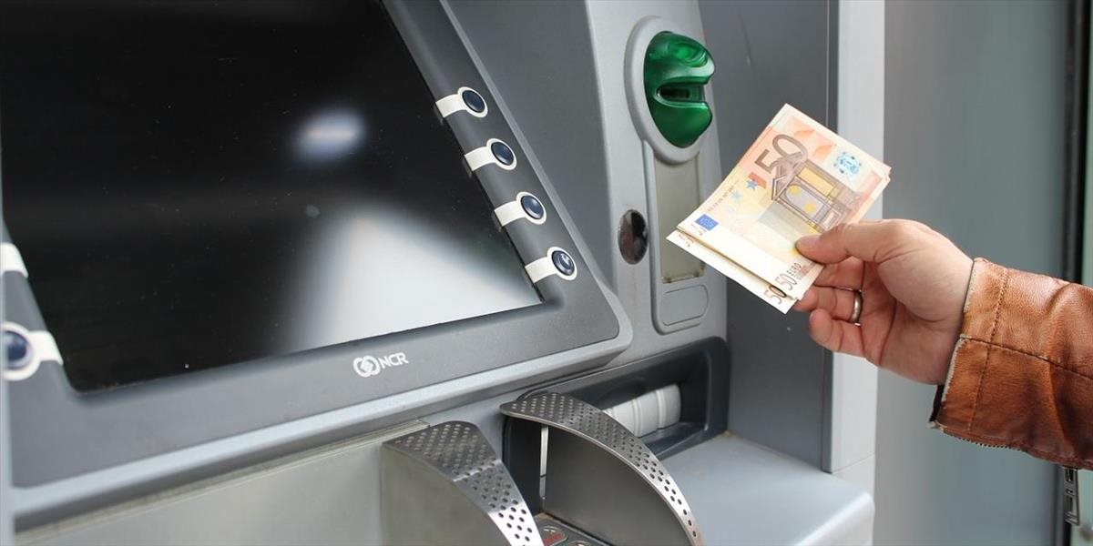 FOTO Podvodník obral dôchodkyňu o peniaze, dala mu bankomatovú kartu aj PIN kód