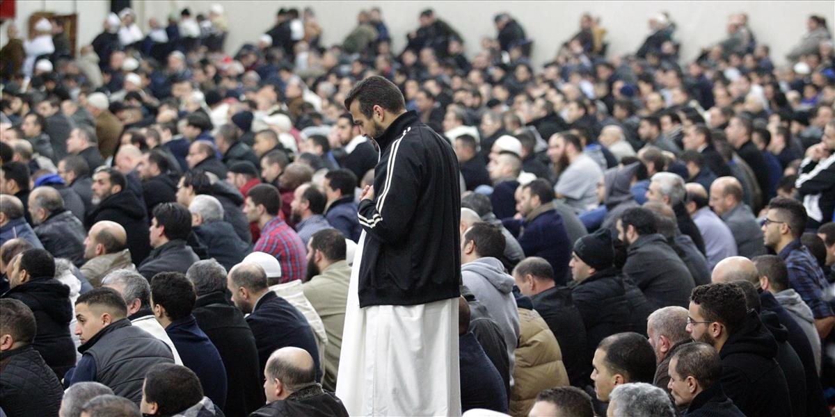Moslimovia chcú vo Francúzsku viacej mešít, prišli sa hromadne modliť pred radnicu