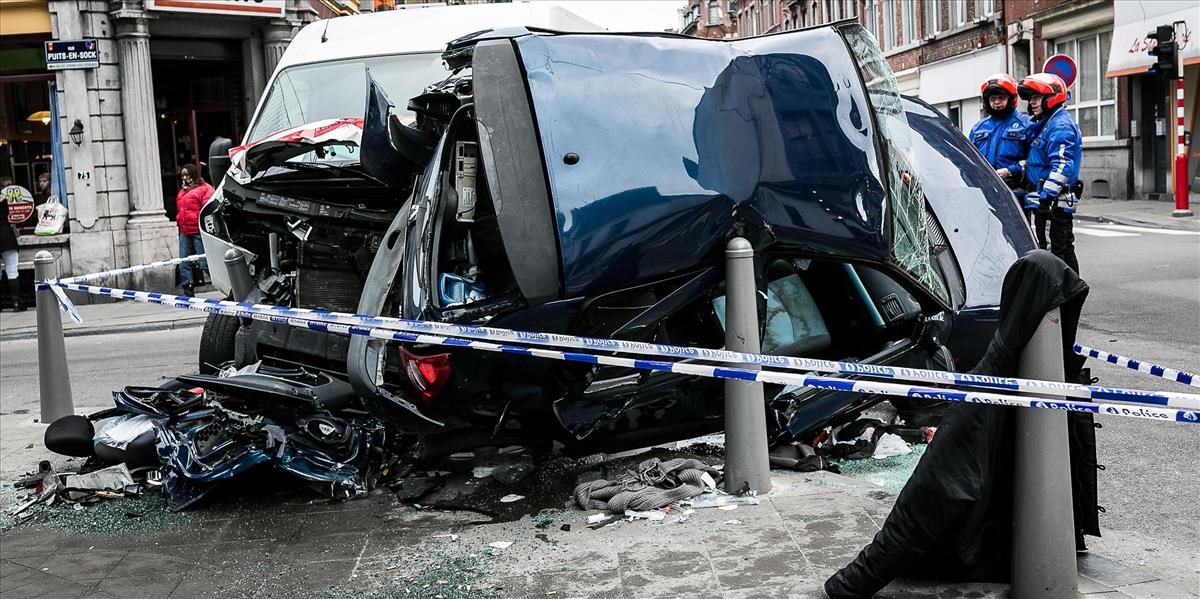 Vodič v Berlíne namieril autom do davu ľudí: Nikomu sa však nič nestalo
