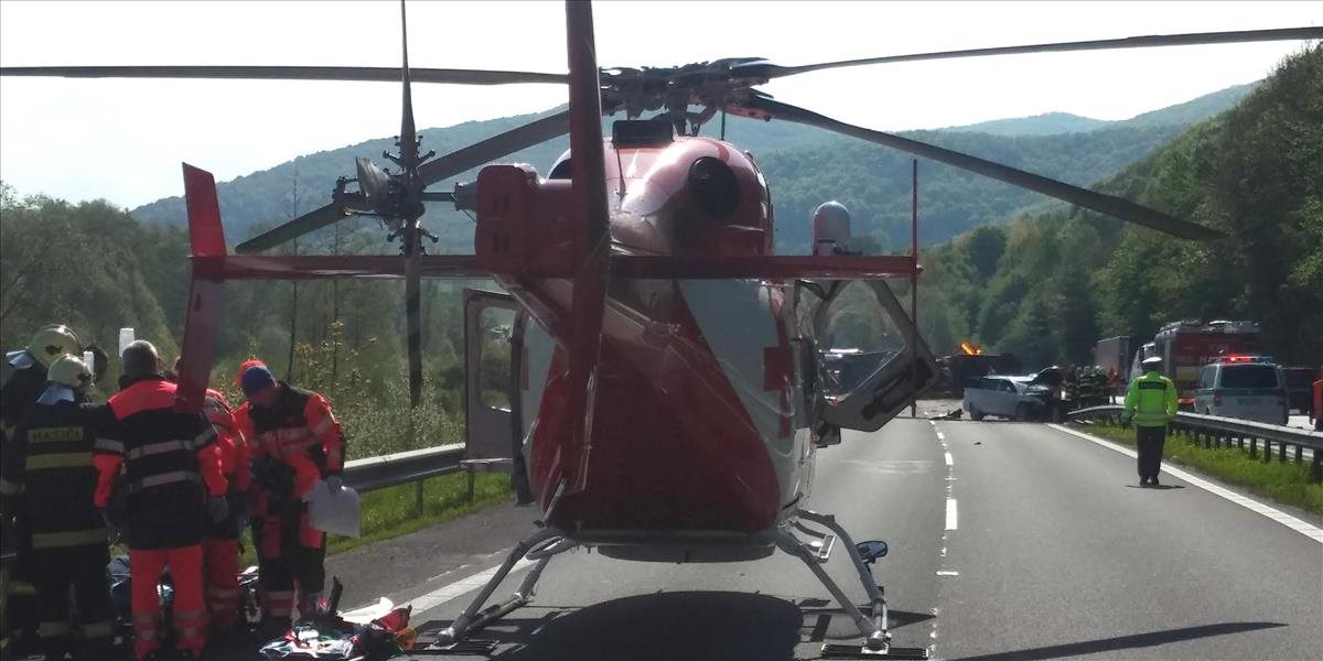 Leteckí záchranári po dopravnej nehode previezli 20- ročného vodiča do nemocnice