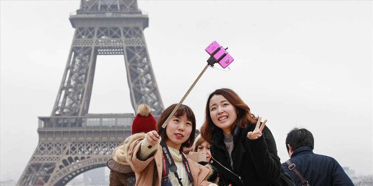 V Paríži pribúdajú útoky zlodejských gangov: Terčom sú hlavne čínski turisti