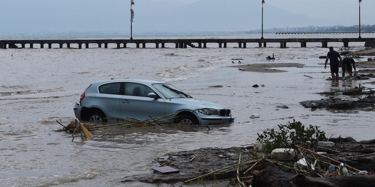 VIDEO Grécky ostrov Symi zasiahla silná búrka: Autá plávali v mori