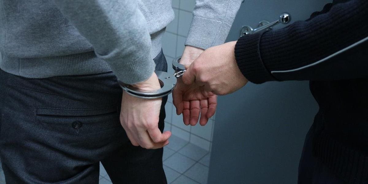 Muž nezaplatil účet, schoval sa pod auto a napadol policajta