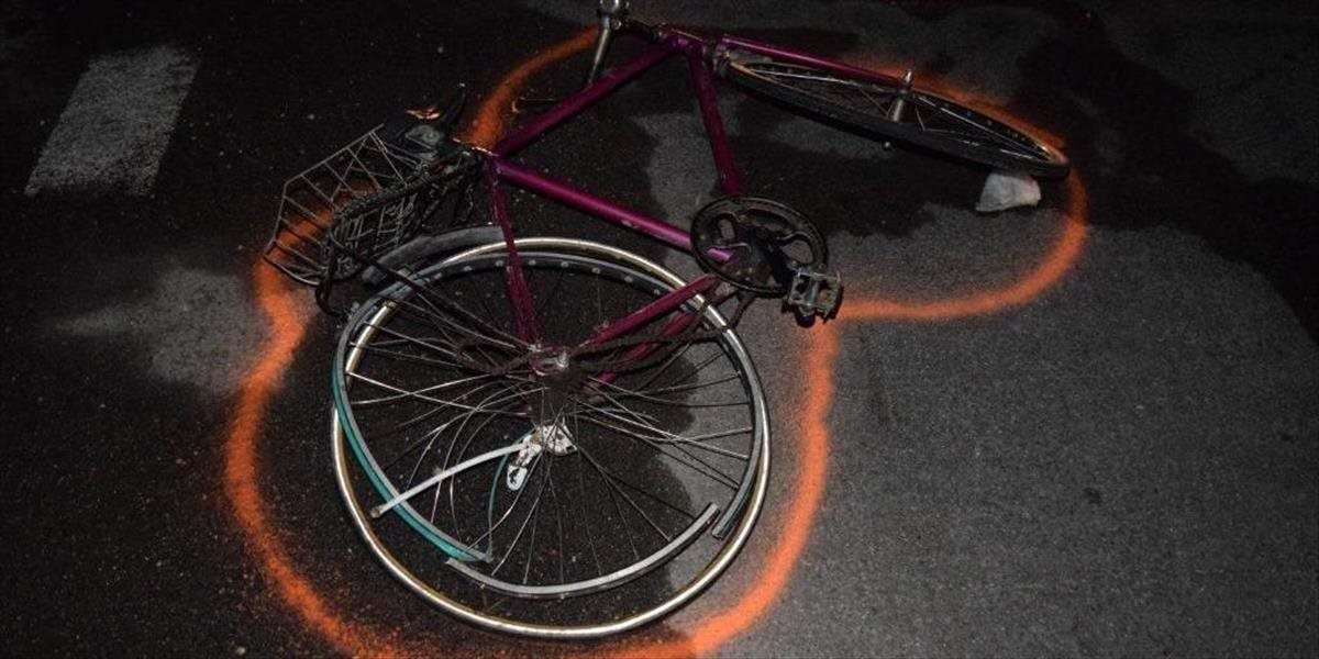 Výsledkom vážnej nehody je zranený opitý cyklista a zhorené auto