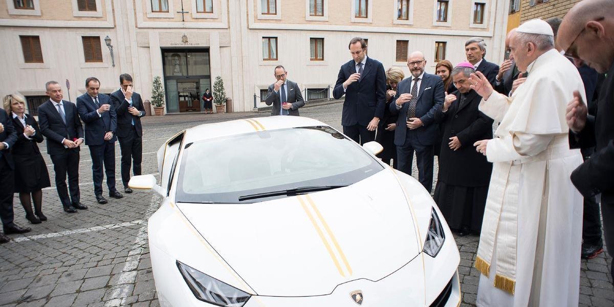 FOTO Pápež František dostal Lamborghini zo špeciálnej edície Huracánu