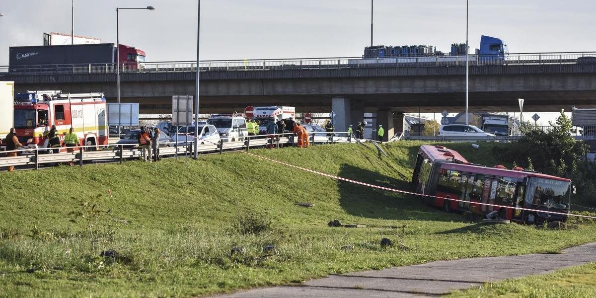 AKTUALIZOVANÉ VIDEO V Bratislave sa zrazil autobus linky č. 70 s autom, vodič a päť cestujúcich je ľahko zranených
