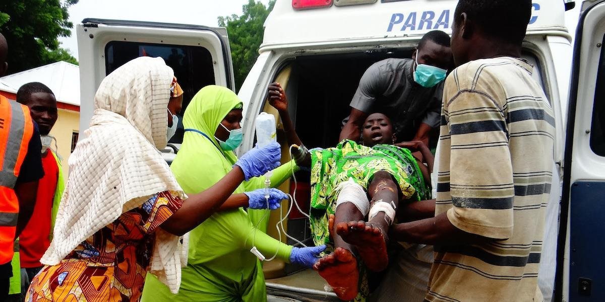 Štvorica samovražedných útočníkov zabila v Nigérii 14 ľudí