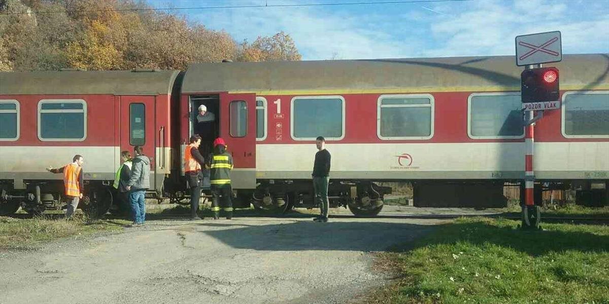 FOTO V Tlmačoch sa zrazil rýchlik vezúci približne 500 cestujúcich s dodávkou