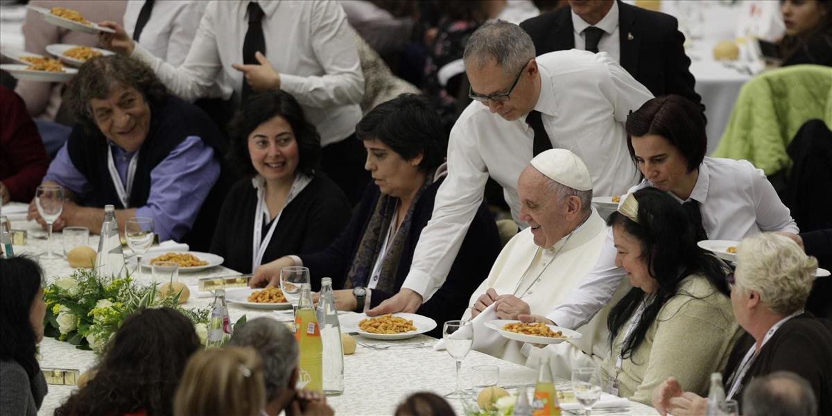 Pápež hostí tisícky chudobných z celej Európy