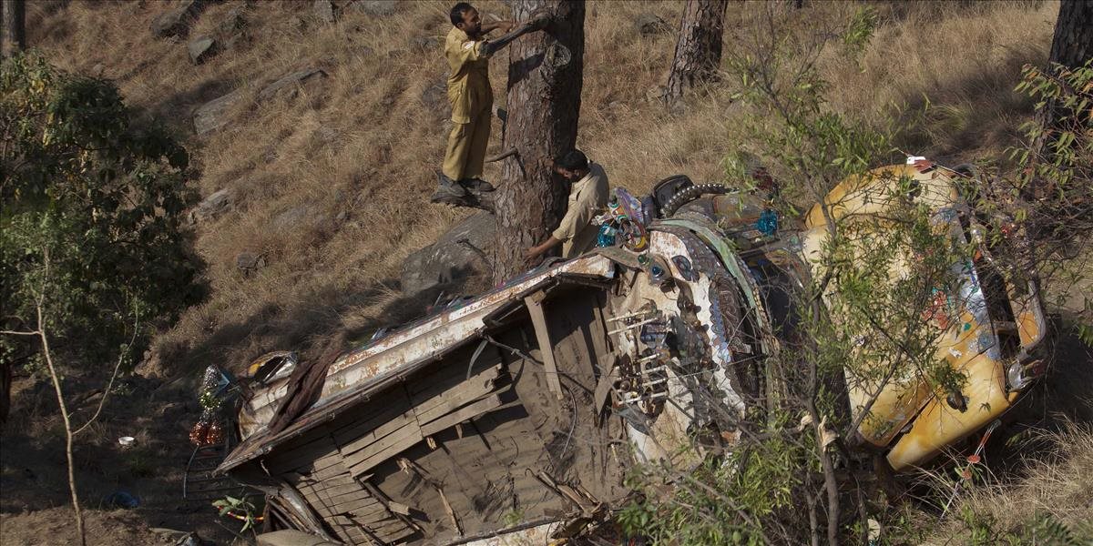Pri zrážke kamióna s mikrobusom v Pakistane zahynulo 17 ľudí