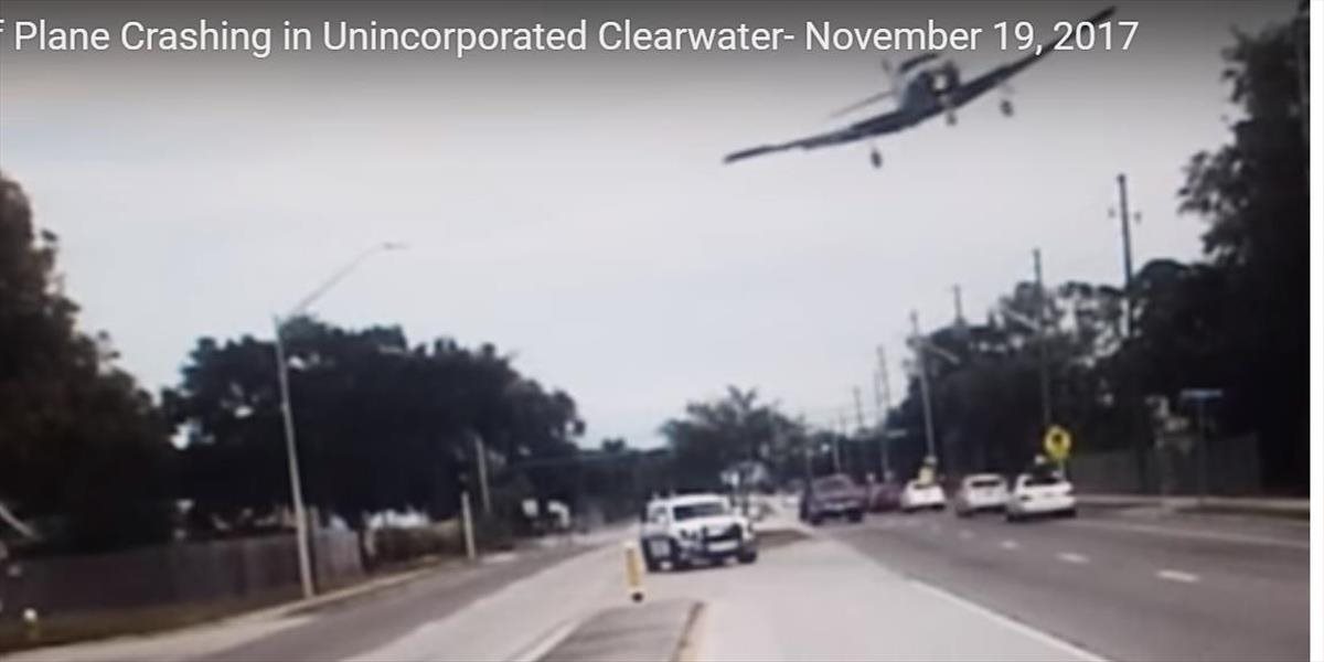 VIDEO Núdzové pristátie lietadla zachytila policajná kamera!