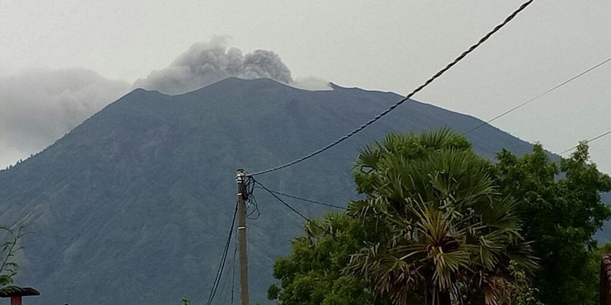 Sopka na Bali je opäť činná