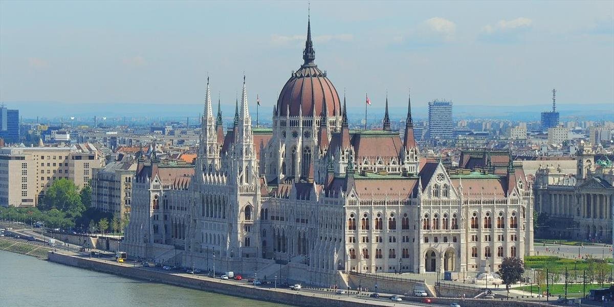Maďarskej kameramanke, ktorá kopala do migrantov, zakázali vstup do parlamentu