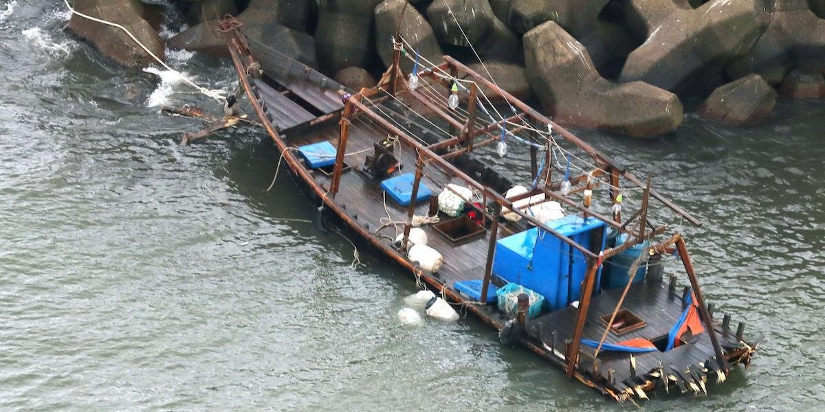 FOTO Na pobrežie Japonska vyplavilo rybársky čln s ôsmimi Severokórejčanmi