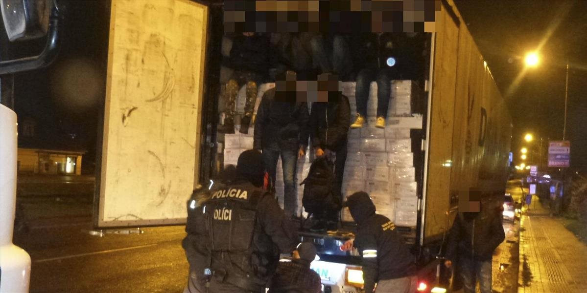 Polícia v Grécku zatkla vodiča cisterny, v ktorej pašoval 19 migrantov