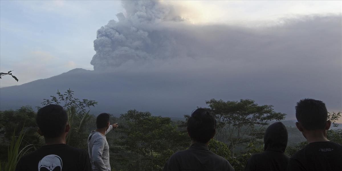 Sopka Agung na Bali sa opäť prebudila: Museli prerušiť letecké spojenie