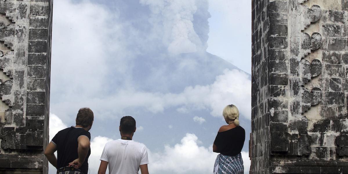 AKTUALIZOVANÉ VIDEO Kráter sopky Agung na Bali sa plní magmou: Úrady vyhlásili najvyšší stupeň výstrahy