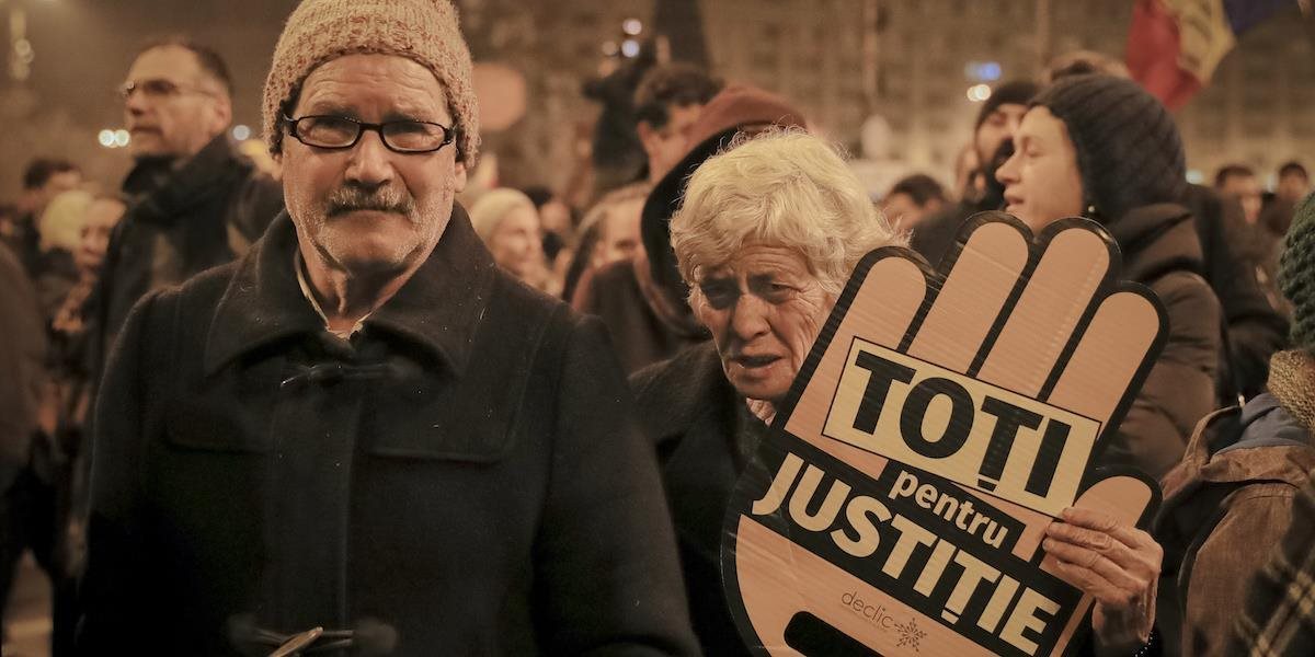 FOTO Tisíce ľudí protestovalo v Rumunsku proti zmenám zákonov o súdnictve a daniach