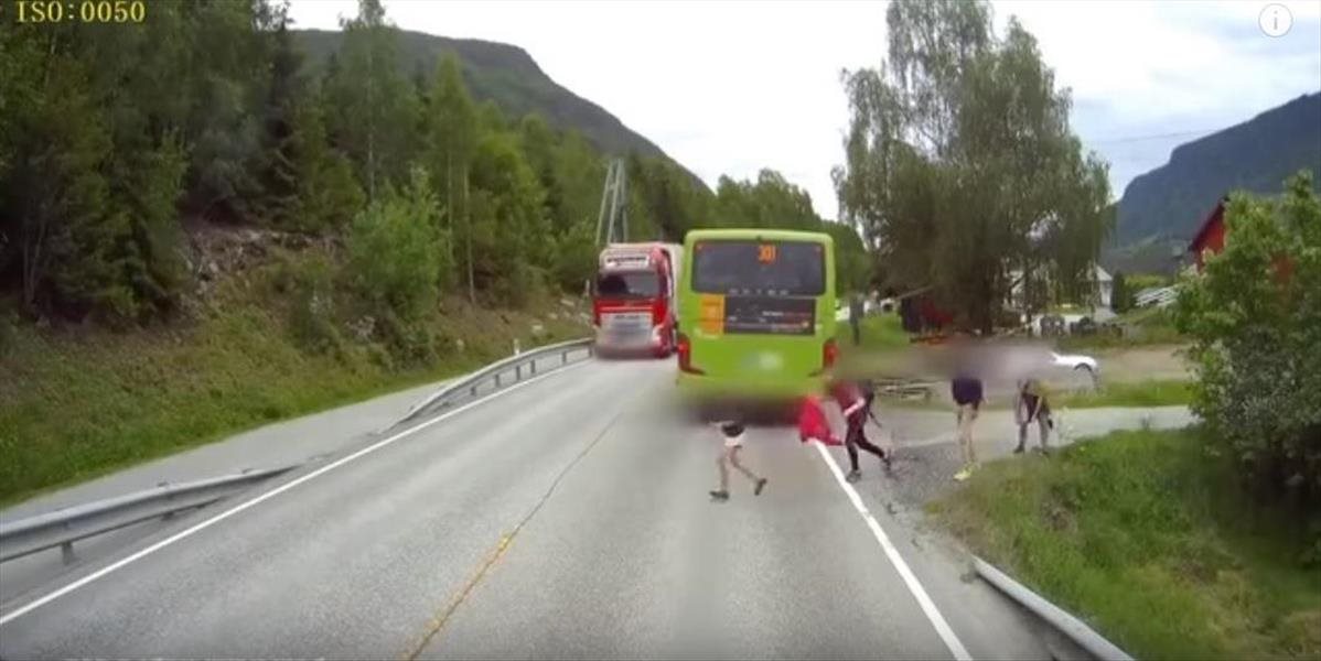 Hrôzostrašné VIDEO: Deti takmer zahynuli pod kolesami kamiónu! Išlo skutočne o sekundy a centimetre