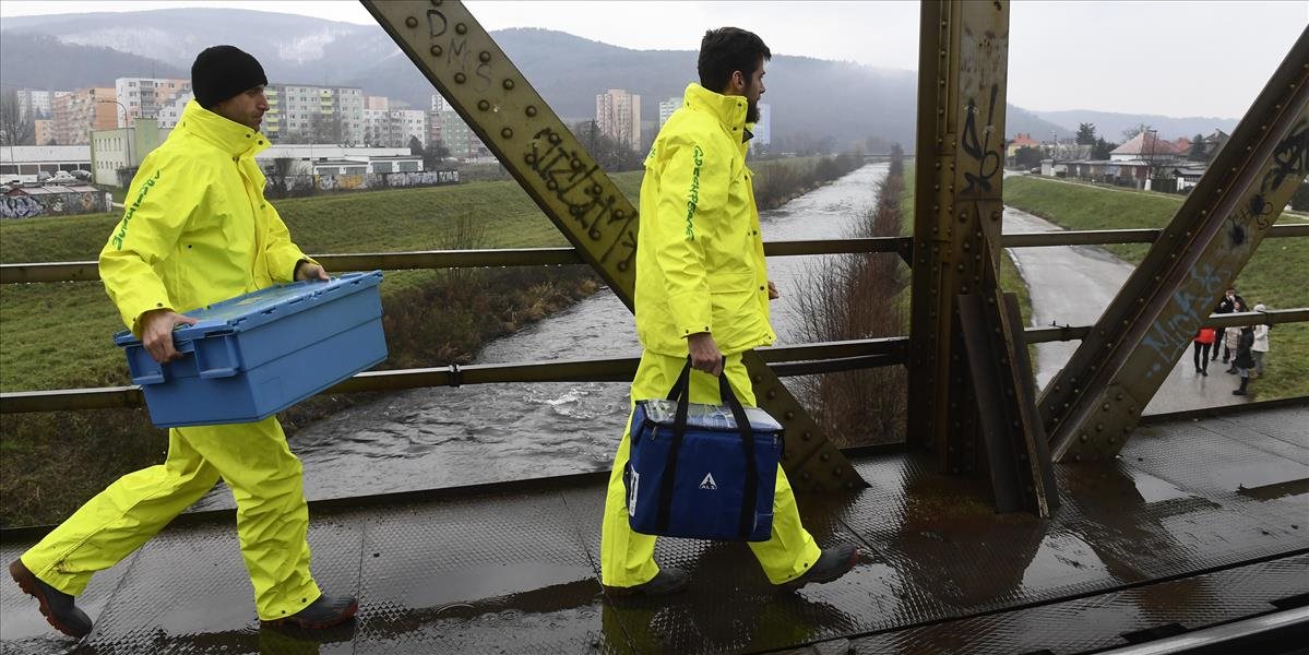 Greenpeace opäť odoberal vzorky z rieky Nitra,aby zistil stav jej znečistenia