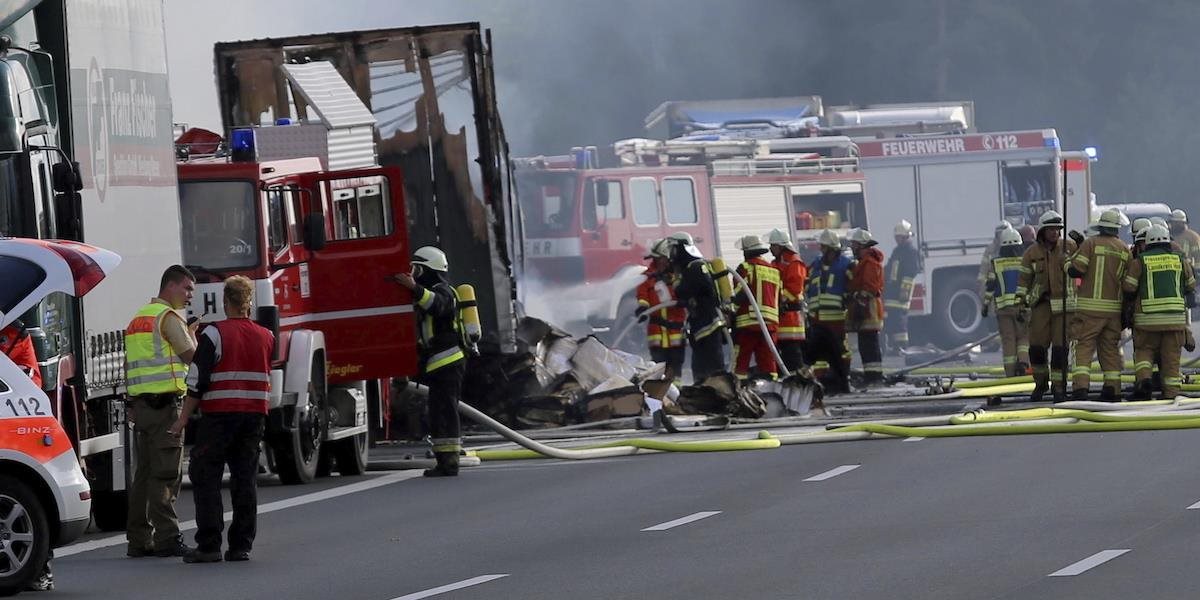 Nehoda autobusu v Česku si vyžiadala jednu obeť: 13 ďalších ľudí je zranených