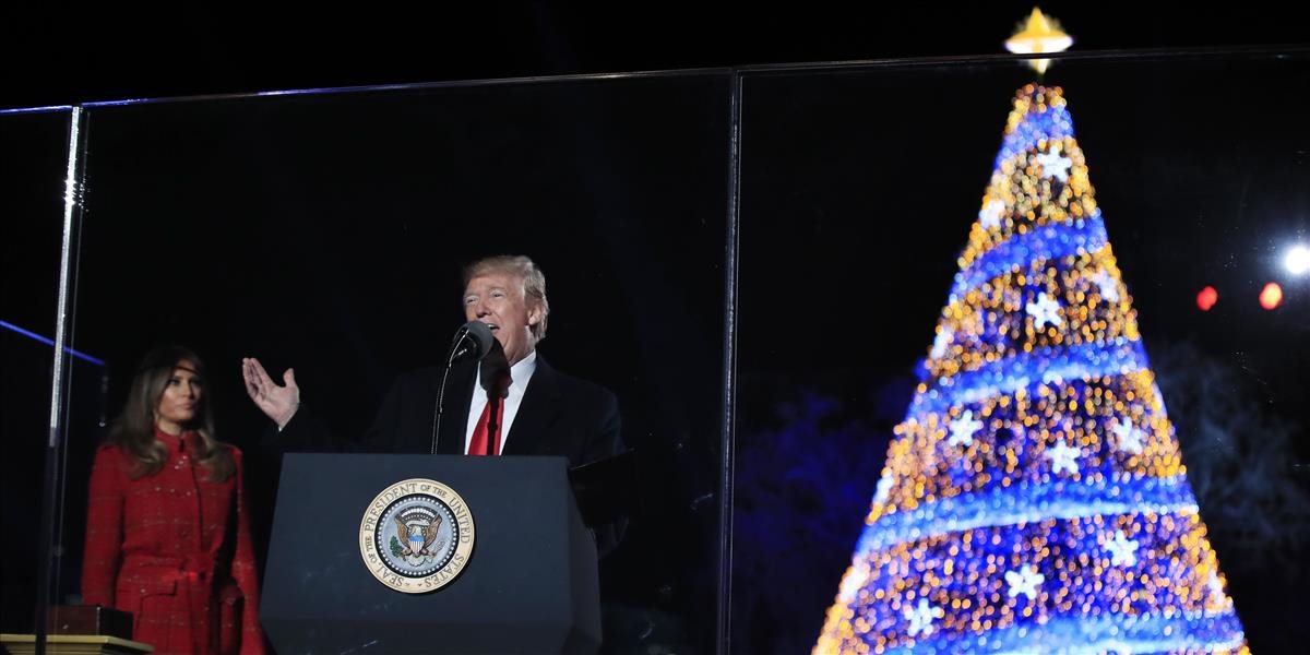 VIDEO Prezident Trump prvýkrát rozsvietil národný vianočný strom