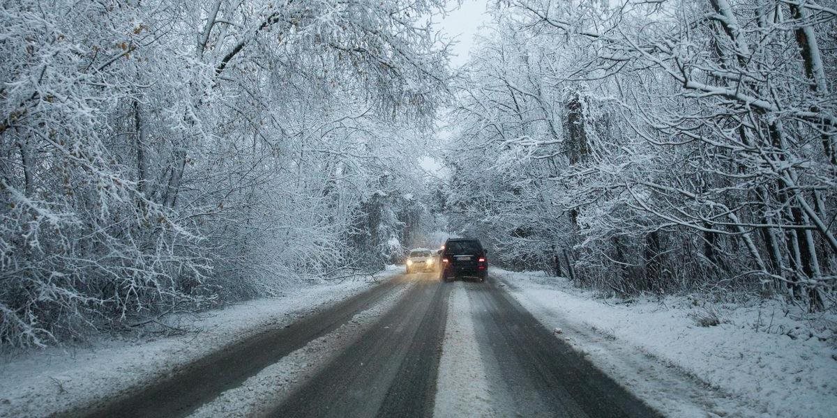 Pre včerajšie husté sneženie ostávajú tisíce domácností bez elektriny
