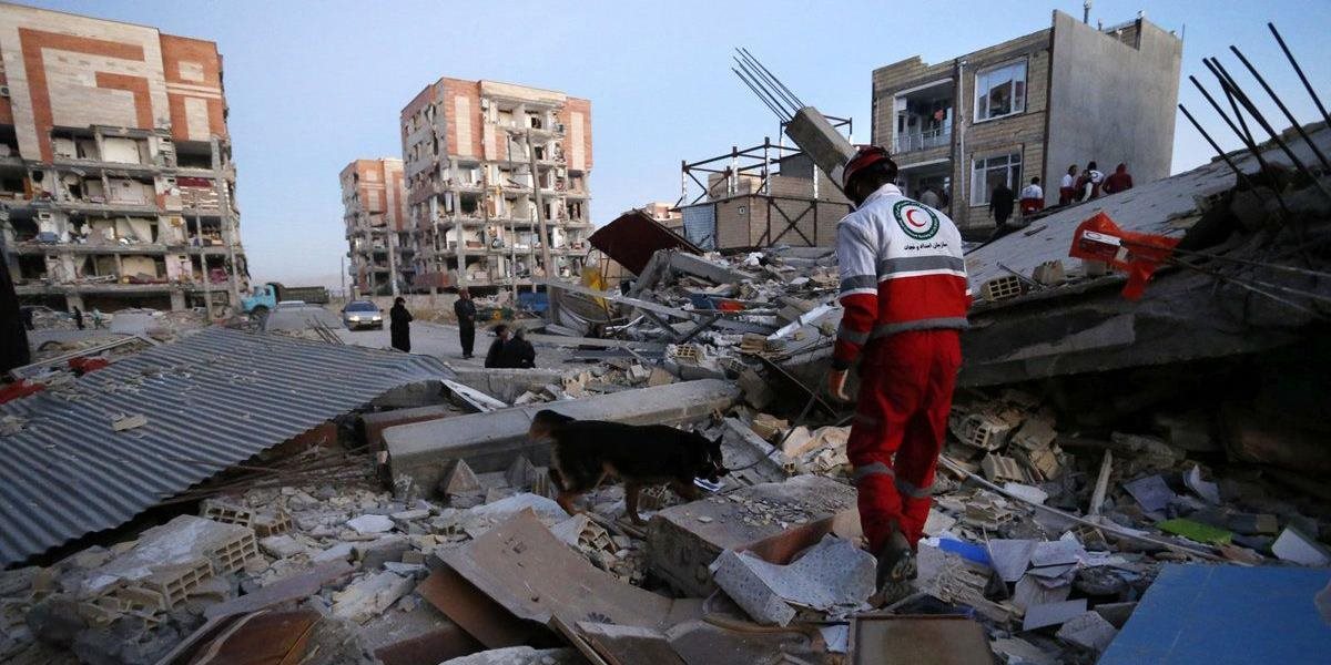 Irán zasiahlo silné zemetrasenie, bolo zranených vyše 40 ľudí