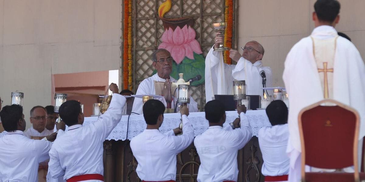 Pápež vysvätil nových kňazov pre katolíkov v Bangladéši