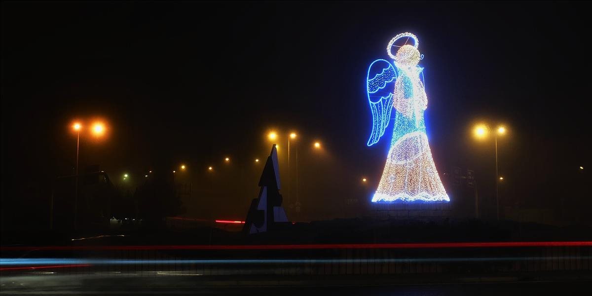 Vianočného anjela v Poprade nainštalovali s pomocou vrtuľníka