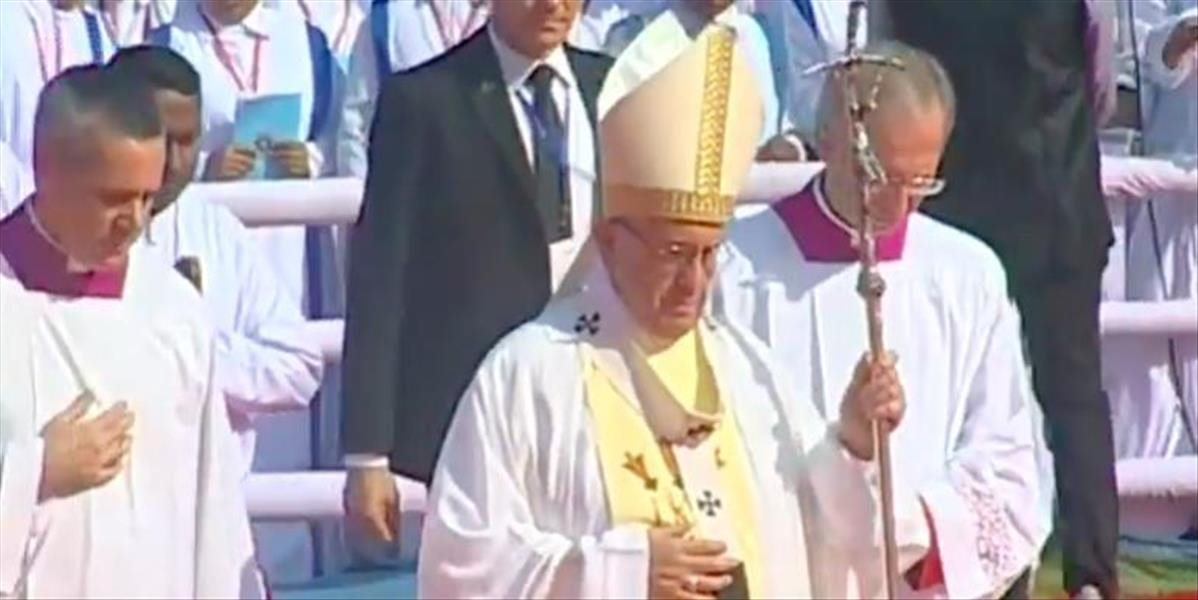 Pápež František sa namiesto papamobilu viezol v rikši