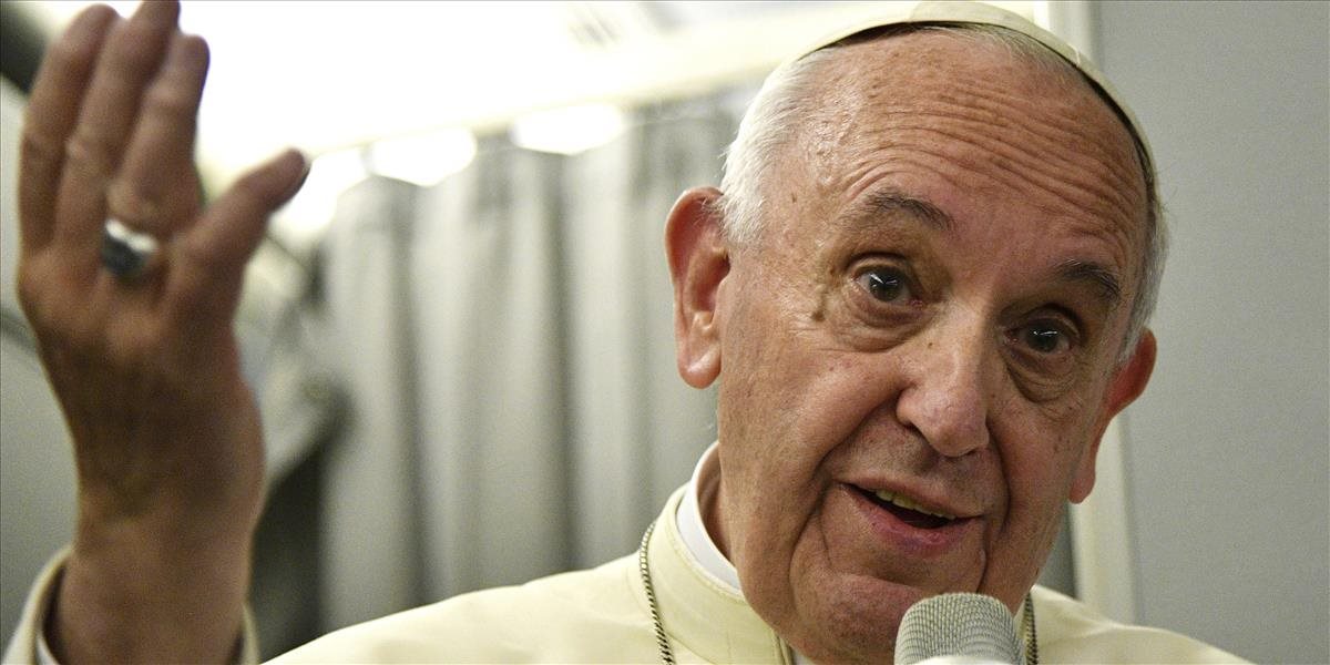 Pápež obhajoval svoje mlčanie o rohinskej kríze na návšteve v Ázii