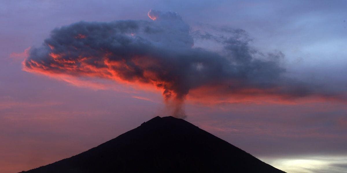 Sopka Agung na ostrove Bali je pokojná, no naďalej platí výstraha najvyššieho stupňa