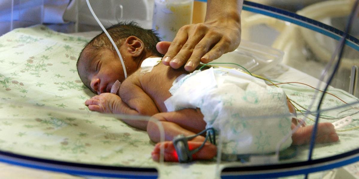 Lekári súkromnej kliniky v Indii mylne vyhlásili novorodenca za mŕtveho: Počas cesty na pohreb sa začal hýbať!