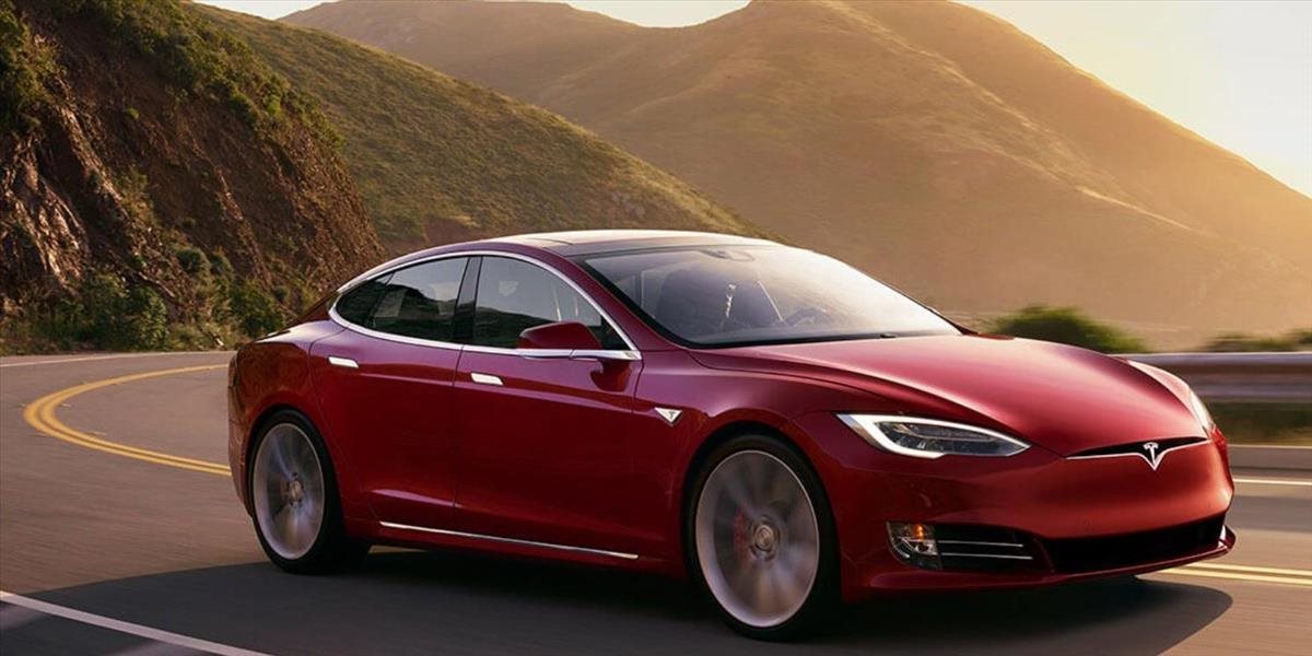 Majiteľ Tesla S používa svoje auto na ťaženie Bitcoinu