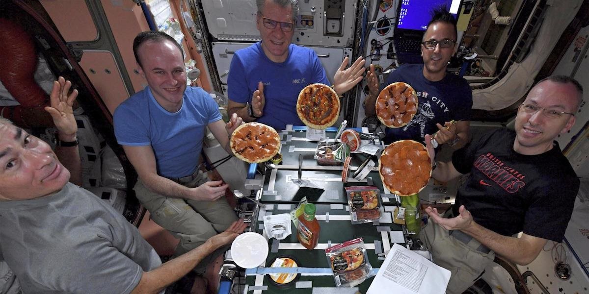 VIDEO Posádka na ISS si urobila prvú pizza párty vo vesmíre