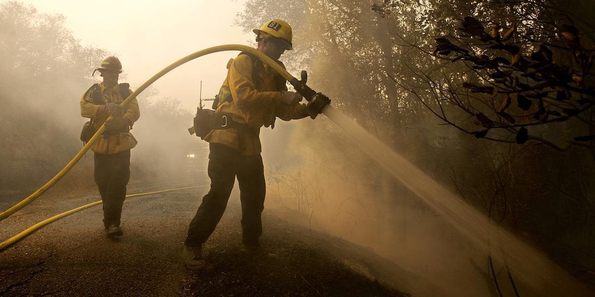 Pre lesný  požiar evakuovali na juhu Kalifornie stovky domov
