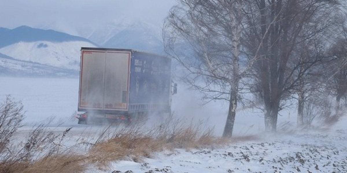 Vodiči zvýšte ostražitosť! Situáciu na cestách komplikuje sneženie, hmla i skrížené kamióny